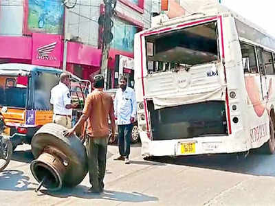 నెల్లూరు: రోడ్డుపై ఊడిన ఆర్టీసీ బస్సు చక్రం