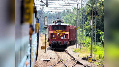 दिल्ली- हावड़ा ट्रैक पर कौशांबी में मालगाड़ी के इंजन में फंस गई गाय, 47 मिनट रुकी रही... आधा दर्जन ट्रेनें हुई लेट