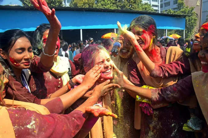 साथी को गुलाल लगातीं लड़कियां