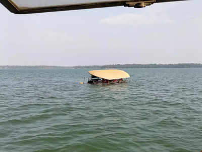 അഷ്ടമുടിക്കായലിൽ ശിക്കാര വള്ളം മുങ്ങി, കൈക്കുഞ്ഞടക്കം രക്ഷപ്പെട്ടത് പിന്നാലെ വന്ന ബോട്ട് ജീവനക്കാരുടെ സമയോചിത ഇടപെടലിൽ, ഒഴിവായത് വൻ ദുരന്തം