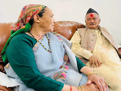 पुष्कर सिंह धामी के घर पहुंचे महाराष्ट्र के पूर्व राज्यपाल, Uttarakhand CM की मां को बहन कहकर हाल जाना