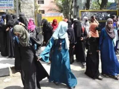 Hijab Controversy Row: कर्नाटक में 12वीं परीक्षा के दौरान हिजाब पहनने की अनुमति नहीं, शिक्षा मंत्री ने फिर दी चेतावनी 