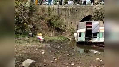 इंदौर से खंडवा जा रही बस सिमरोल में पुलिया से नीचे गिरी, दो महिलाओं की मौत, 38 घायल