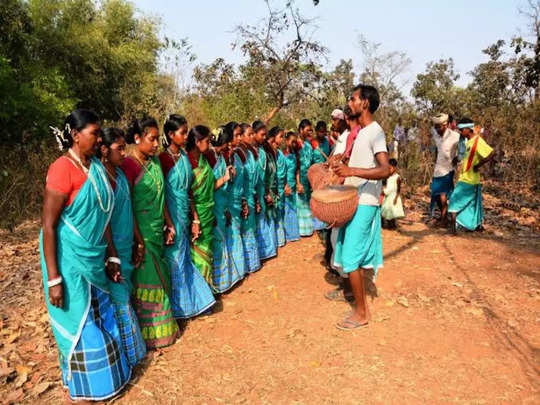 Holi 2023: बाहा पर्व में सादे पानी से होली खेलने का है रिवाज, जानें संथाल आदिवासियों की क्या है मान्यता