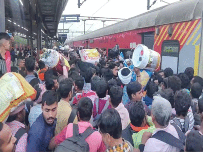 Trains in Holi: स्लीपर में जनरल डिब्बे जैसे हाल, सामान्य कोच के नहीं खुल रहे गेट तक... होली पर ट्रेनों के हाल