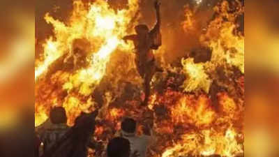 Holika Dahan 2024: होलिका की धधकती आग में हर साल कूदता है यह इंसान, फिर भी जिंदा कैसे, देखने वाले रह जाते हैरान