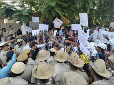 Roopali Naik Vs Satish Sail-ಕಾರವಾರದಲ್ಲಿ ಕಾರ್ಯಕರ್ತರ ಪ್ರತಿಭಟನೆವರೆಗೆ ಮುಂದುವರಿದ ಹಾಲಿ- ಮಾಜಿ ಶಾಸಕರ ನಡುವಿನ ಜಟಾಪಟಿ