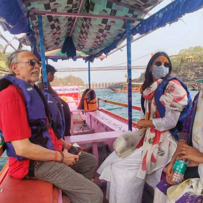 Anushka Sharma With Krishna Das