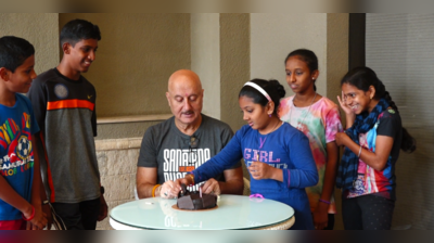 68 વર્ષના થયા એક્ટર અનુપમ ખેર, શેરીના બાળકો સાથે કેક કાપીને કર્યું સેલિબ્રેશન 