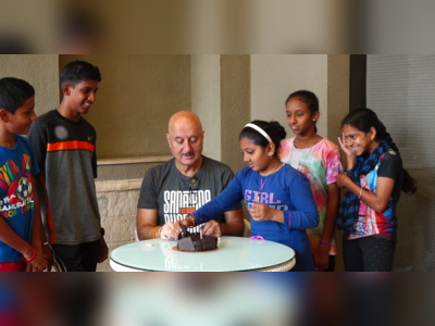 68 વર્ષના થયા એક્ટર અનુપમ ખેર, શેરીના બાળકો સાથે કેક કાપીને કર્યું સેલિબ્રેશન 