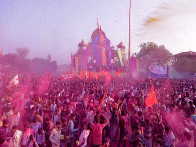 Happy Holi: 25000 કિલો રંગથી રંગાયું સાંળગપુરધામ, જુઓ ભવ્ય રંગોત્સવની તસવીરો 