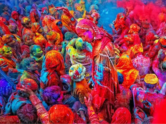 Holi 2023: देशभर में कुछ इस तरह मनाया जा रहा होली का पर्व, देखें तस्वीरें 