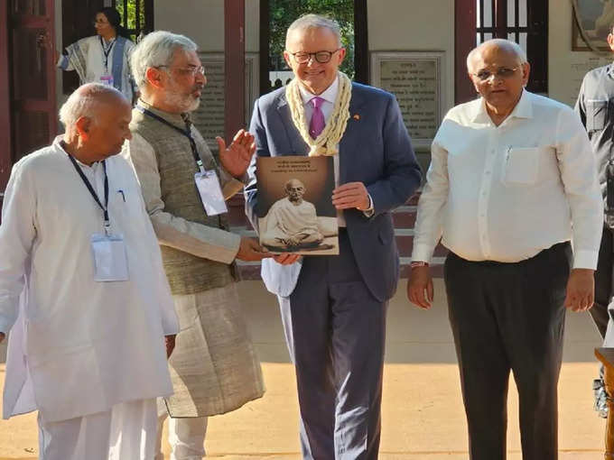 महात्मा गांधी के प्रति सम्मान प्रकट किया