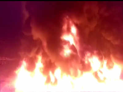 UP News: Sambhal में प्‍लास्टिक पाइप के गोदाम में लगी भीषण आग, आसपास के इलाकों में लपटें फैलने की आशंका