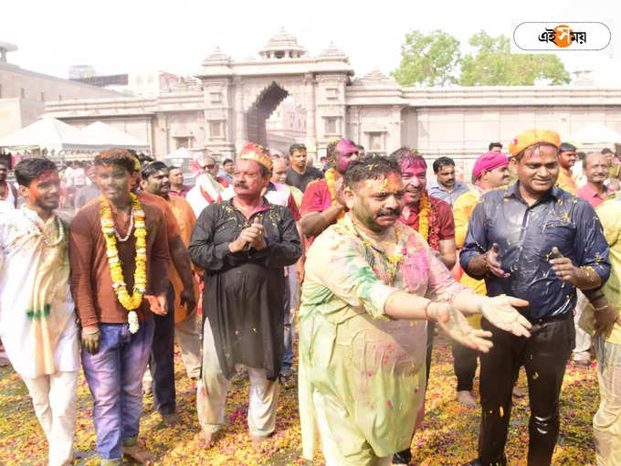 পিচকারিতে রঙের খেলা