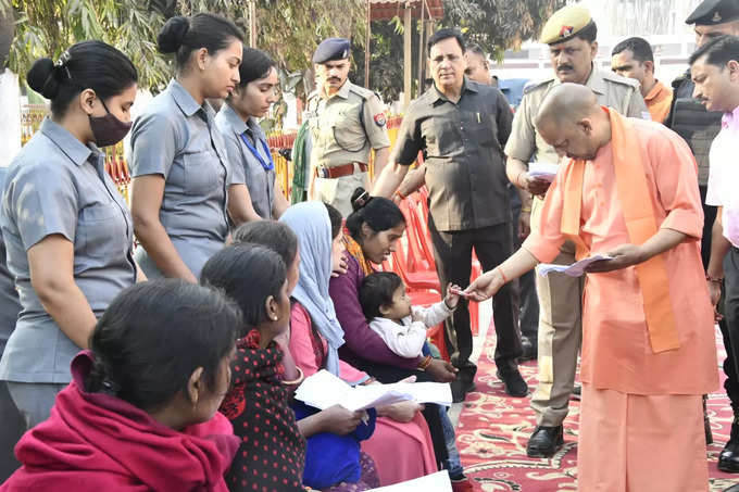 गोरखपुर में एक बार फिर जनता दरबार में बच्चों को चॉकलेट बांटते दिखे योगी आदित्यनाथ