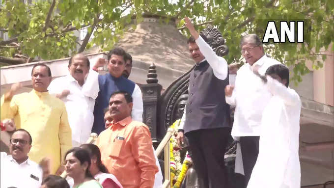 महाराष्ट्र के उप मुख्यमंत्री देवेंद्र फडणवीस ने बजट पेश करने से पहले छत्रपति शिवाजी महाराज की मूर्ति पर माल्यार्पण किया