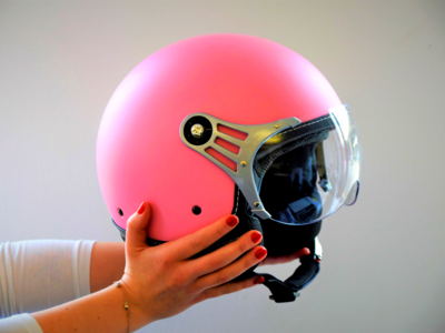 पसीने-डस्ट से Helmet में भरी गंदगी बन सकती है खतरनाक, घर पर ऐसे करें हेलमेट को अंदर से साफ