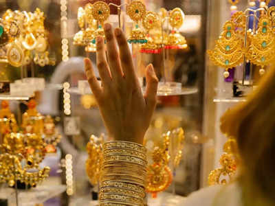 Gold Price Today : शादियों के जेवर अभी बनवा लें! 4,000 रुपये डाउन है सोना, चांदी लाइफ टाइम हाई से 16,500 रुपये नीचे 
