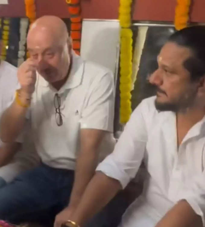 anupam kher cries pic