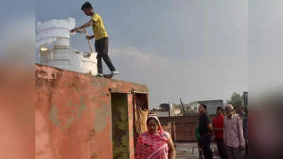 Bulandshahr में मकान पर रखी पानी की टंकी पर गिरी बिजली, मकानों में आई दरारें