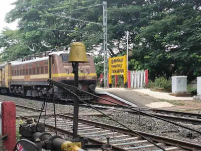 രണ്ടു കുട്ടികളുമായി യുവതി റെയിൽ പാളത്തിൽ, പോലീസ് സ്റ്റേഷനിലേക്ക് ഓട്ടോ ഡ്രൈവറുടെ കോള്‍; ജീവിതത്തിലേക്ക് തിരികെ എത്തിച്ച് പോലീസ്