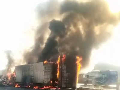 MP: धार में बड़ा हादसा, टक्‍कर के बाद ट्रकों में लगी भीषण आग, दो लोग जिंदा जले