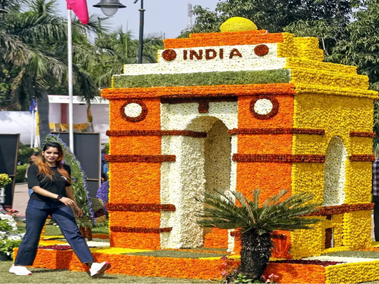 फूलों वाला इंडिया गेट, फूलों का दिल देखा है, दिल्ली फ्लावर फेस्टिवल की तस्वीरें देख कहेंगे, वाह! 