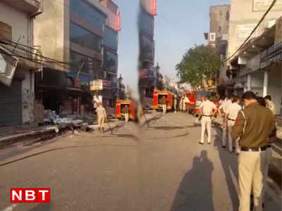 जैतपुर में मॉल के साथ लगे हार्डवेयर शॉप में लगी भीषण आग, जिंदा जल गया वर्कर