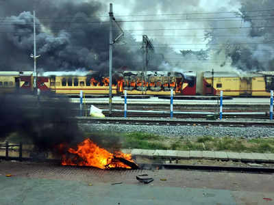 Train Fire Guwahati: संभल कर करें यात्रा, 48 घंटे के दौरान 3 ट्रेनों में लगी आग, यहां जानिए पूरी डिटेल