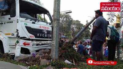 ఖమ్మం ఎన్టీఆర్ సర్కిల్‌లో ఘోర రోడ్డు ప్రమాదం 