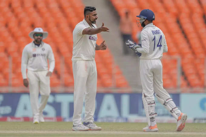 ​ஆஸ்திரேலிய அணியின் துவக்க ஆட்டக்காரர் உஸ்மான் கவாஜா 180 ரன்களும், கேமரான் கிரீன் 114 ரன்களும் எடுத்தனர். 