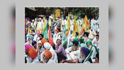 कृषी कायद्यांच्या विरोधात शेतकऱ्यांची पुन्हा दिल्लीत धडक; पंजाबमधील हजारो बळीराजाचा सहभाग