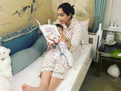सोनम कपूर 8 महीने के बेटे वायु को अभी से पढ़ा रही हैं किताब, आनंद आहूजा ने बीवी के लिए बांधे तारीफों के पुल 