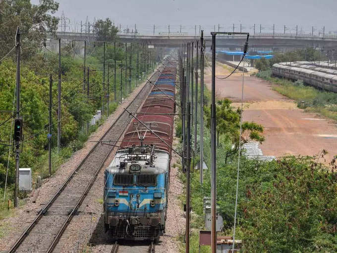 इस मुकाम पर पहुचने से पहले खूब चलाईं मालगाड़ी