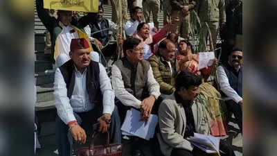 Uttarakhand Budget Session: हाथ में गन्ना लेकर विधानसभा पहुंचे कांग्रेस विधायक, बजट सत्र के दूसरे दिन जमकर हुआ हंगामा