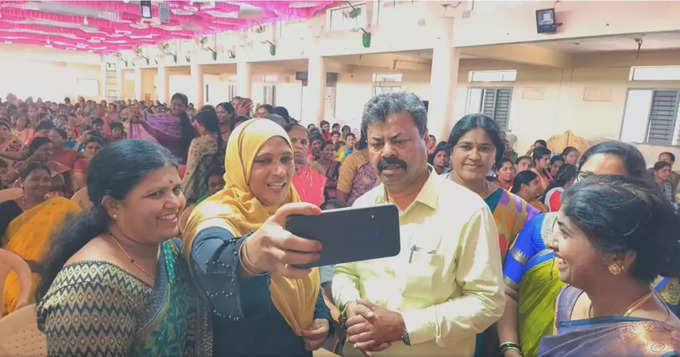 Women fans of Honnali MLA Renukacharya rush to take selfies Renukacharya