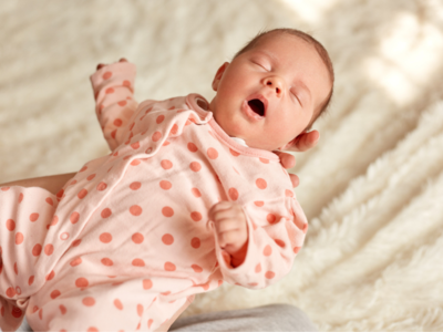 मुंह खोलकर सो रहा है शिशु, हंसने की बजाय समझें बड़ी प्रॉब्‍लम की है दस्‍तक