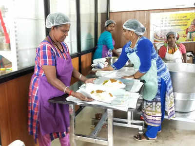 സർക്കാർ തിരിഞ്ഞു നോക്കിയില്ല; ജീവനക്കാരി മാല പണയം വെച്ച് കറന്‍റ് ബിൽ അടച്ചു; ജനകീയ ഹോട്ടൽ വീണ്ടും തുറന്നു