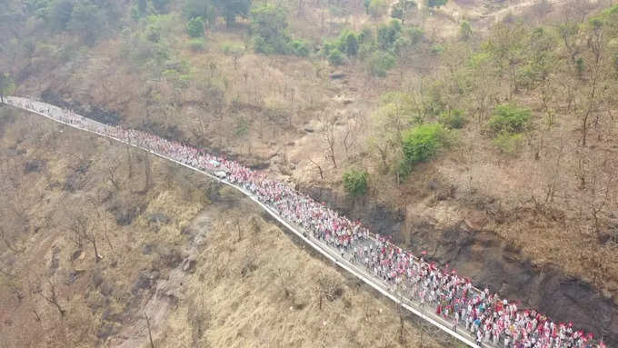 शेतकऱ्यांच्या मोर्च्याने कसारा घाट ओलांडला 