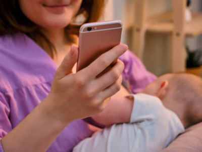 स्तनपानादरम्यान स्मार्टफोनचा वापर आईला करतोय बाळापासून दूर, तज्ज्ञांनी व्यक्त केली चिंता