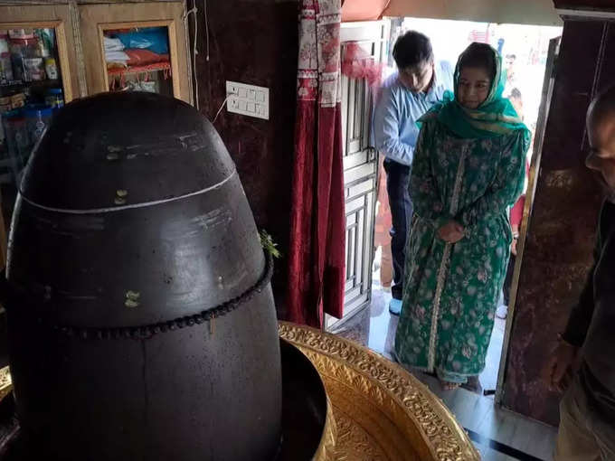 PDP chief Mehbooba Mufti visited Navagraha temple and offered prayers in the Pooch district jammu Kashmir