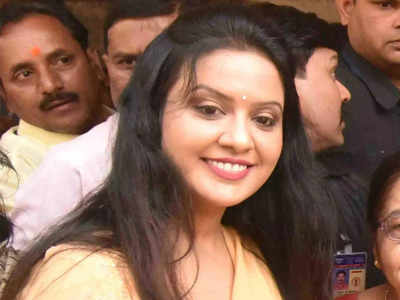 Amruta Fadnavis: अमृता फडणवीस को एक करोड़ की रिश्वत देने का प्रयास, धमकी भी दी, मुंबई में डिजाइनर के खिलाफ FIR