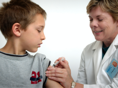 National Vaccination Day : बच्‍चे को रखना है हेल्‍दी तो जरूर लगवाएं ये वैक्‍सीन, लंबी होती है उम्र