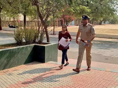 पिता ने बेटी को गलत परीक्षा केंद्र पर छोड़ा, पुलिस इंस्पेक्टर ने सही सेंटर पर पहुंचाया, साेशल मीडिया पर फोटो वायरल