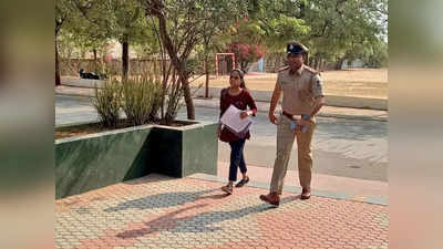 पिता ने बेटी को गलत परीक्षा केंद्र पर छोड़ा, पुलिस इंस्पेक्टर ने सही सेंटर पर पहुंचाया, साेशल मीडिया पर फोटो वायरल