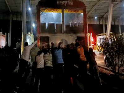 मिर्जापुर में UP Roadways Bus को धक्का लगाने का Video Viral, सपा ने ले लिए मजे