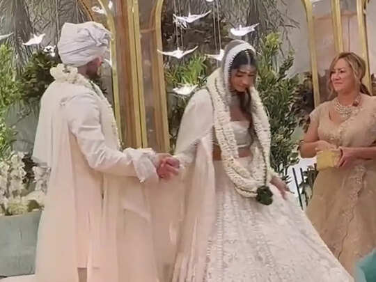 First Photo: कौन हैं अनन्या पांडे के फिरंगी जीजा जी आइवर मैक्रे, अलाना पांडे ने रचाई शादी, देखिए शादी की फोटो वीडियो