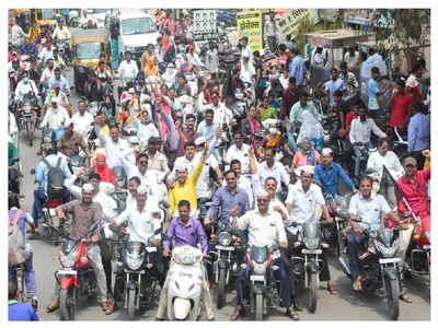 संपकरी कर्मचाऱ्यांवर कारवाईचा बडगा, जिल्हाधिकाऱ्यांनी व्हॉट्सअ‍ॅपवर धाडल्या नोटीसा