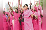 Gulabi Gang: साड़ी+लाठी बुंदेलखंड की शान... ब्रिटिश म्यूजियम में सजेगी गुलाबी गैंग की यूनिफॉर्म,देखें तस्वीरें